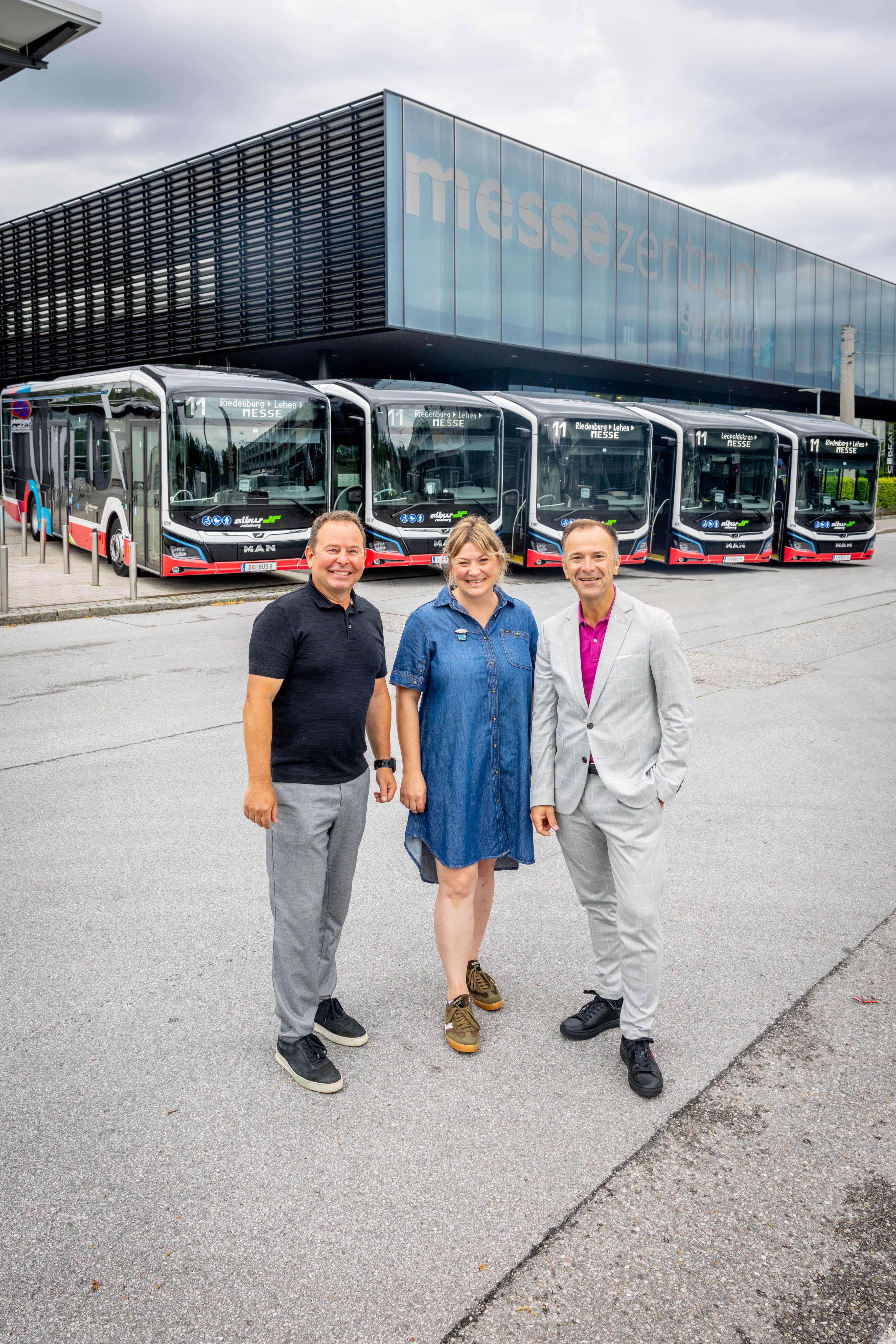 Setzen auf Batteriebusse: Vor E-Bussen stehend: Albus-Geschäftsführer Hermann Häckl, Planungsstadträtin Anna Schiester und Bürgermeister Bernhard Auinger.