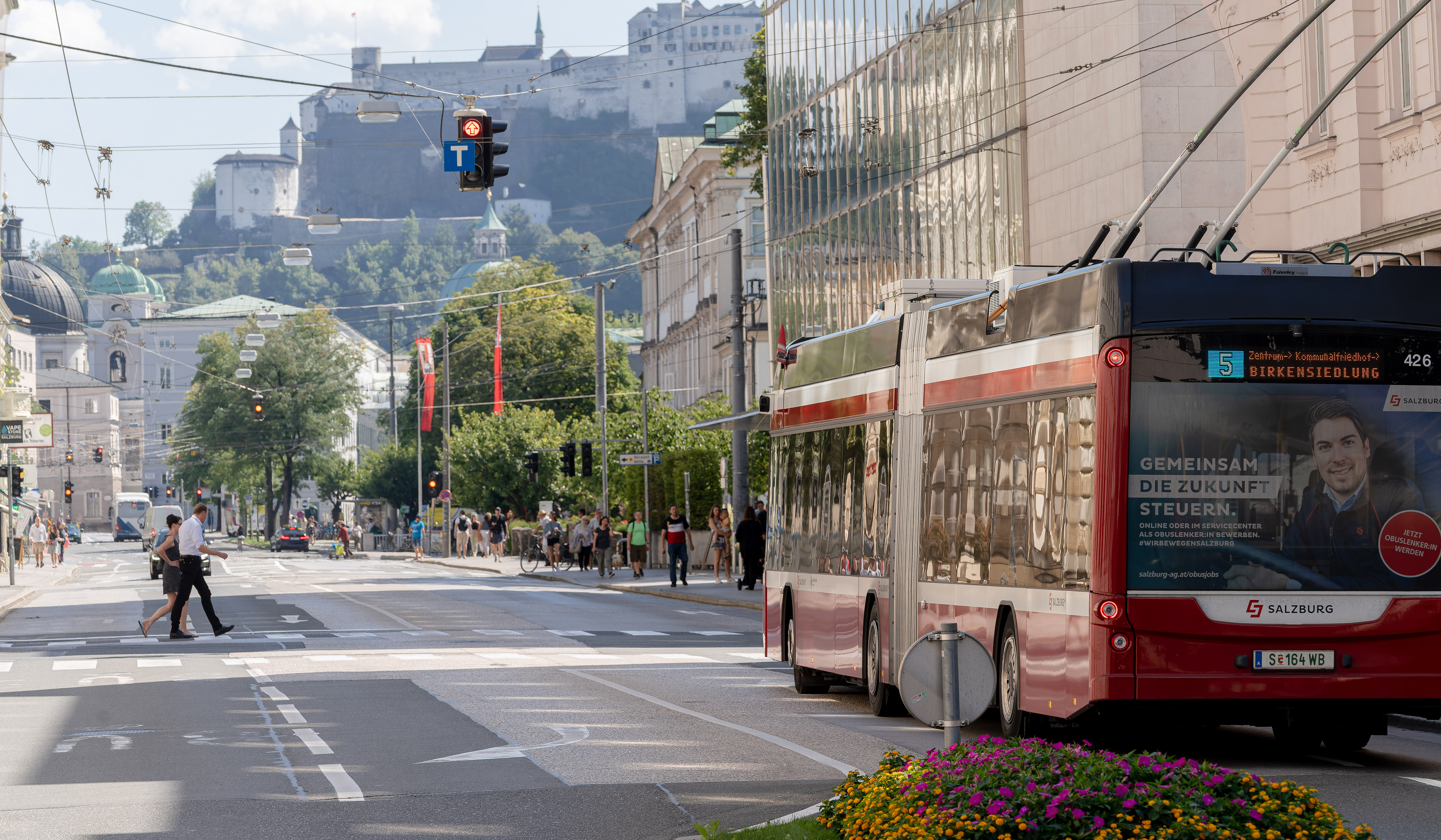 Fahren Sie bequem und stressfrei mit dem Bus direkt in die Salzburger Innenstadt.