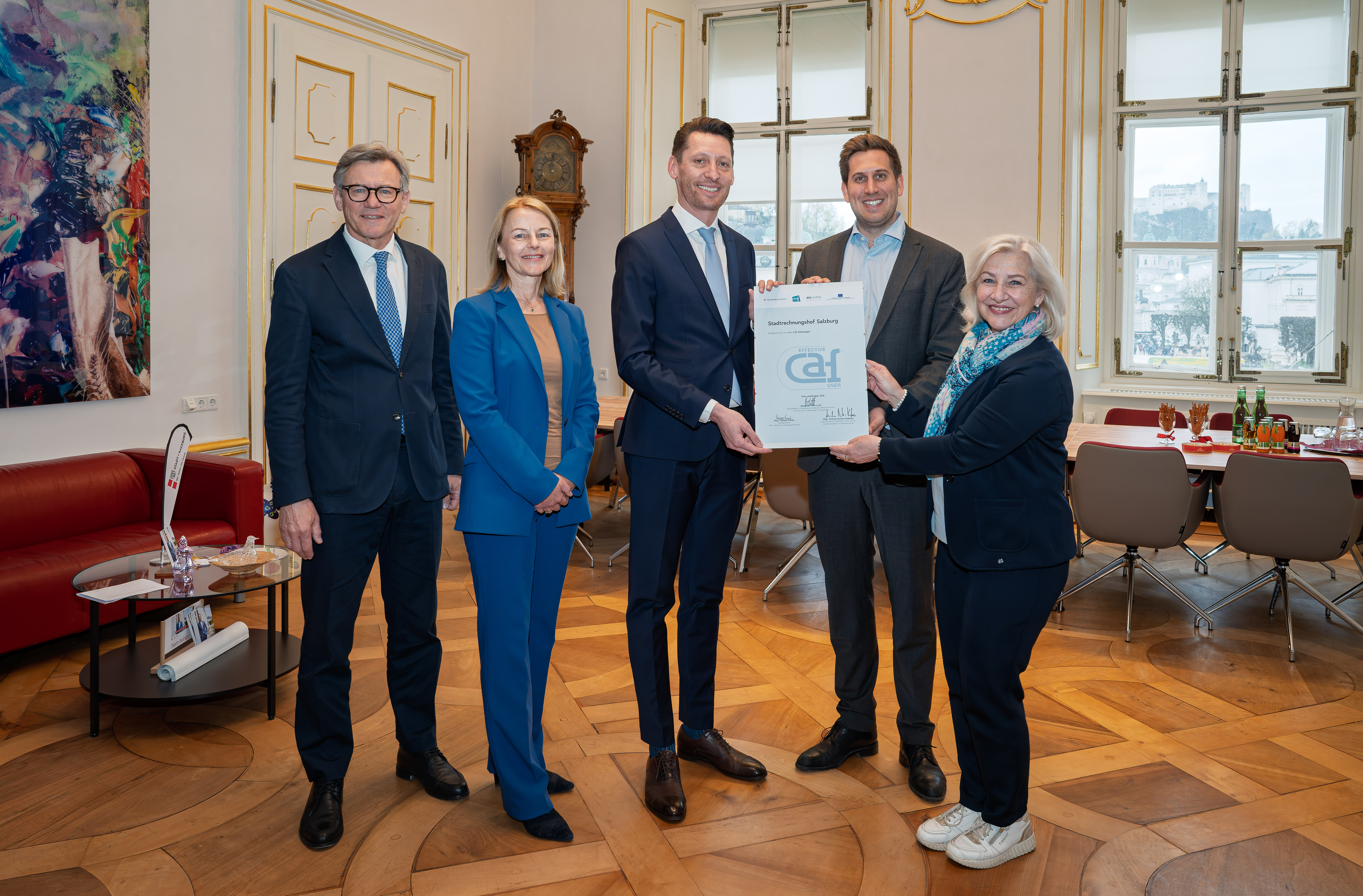 Von rechts: Stadträtin Andrea Brandner, Staatssekretär Alexander Pröll, StRH-Direktor Alexander Niedermoser, Projektleiterin Andrea Ibertsberger, Magistratsdirektor Max Tischler mit Urkunde CAF-Gütesiegel.