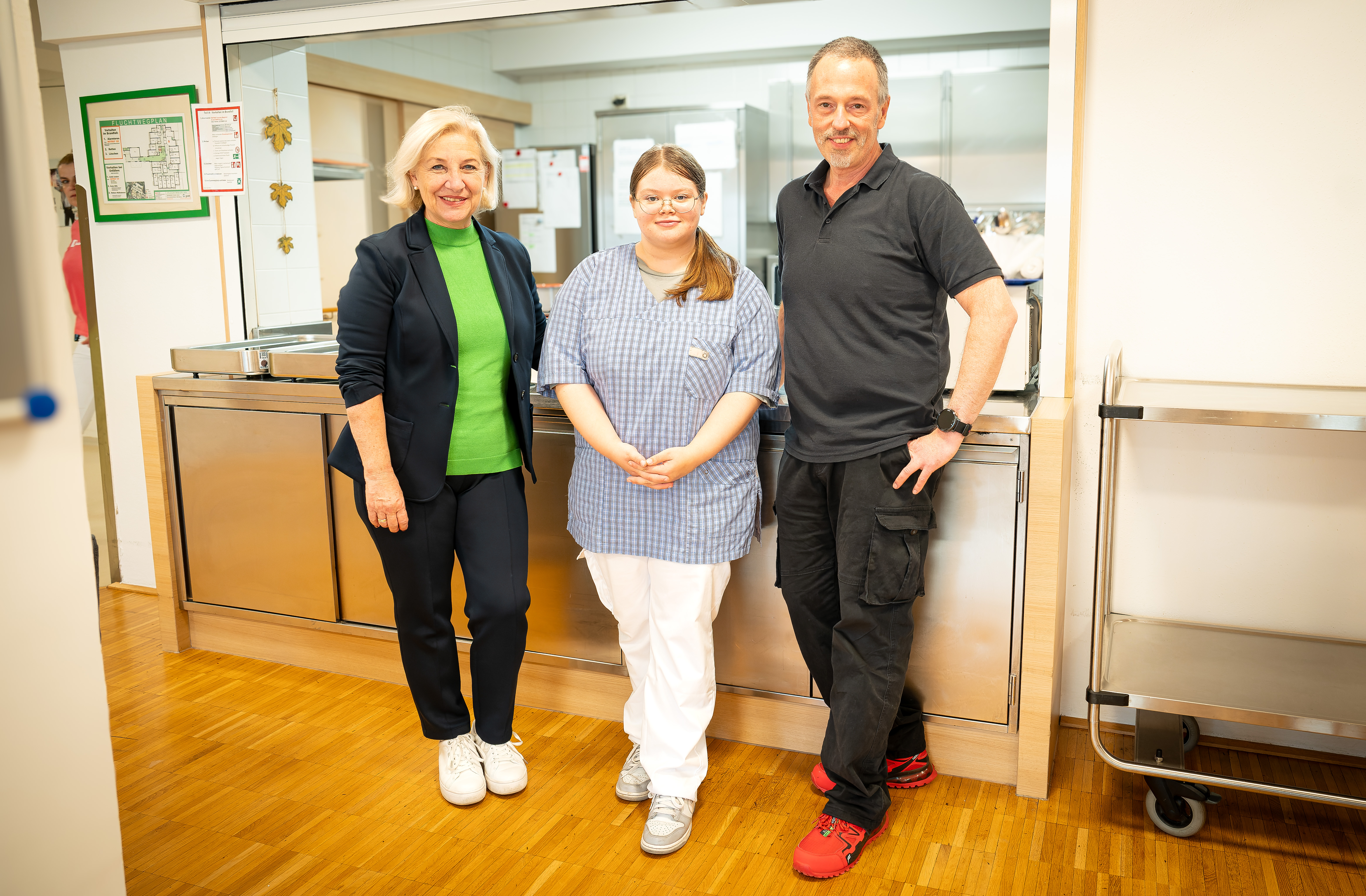v.l.n.r.: Stadträtin Andrea Brandner, Pflegelehrling Giulia Uneg, Hausleiter Helmut Fallwickl