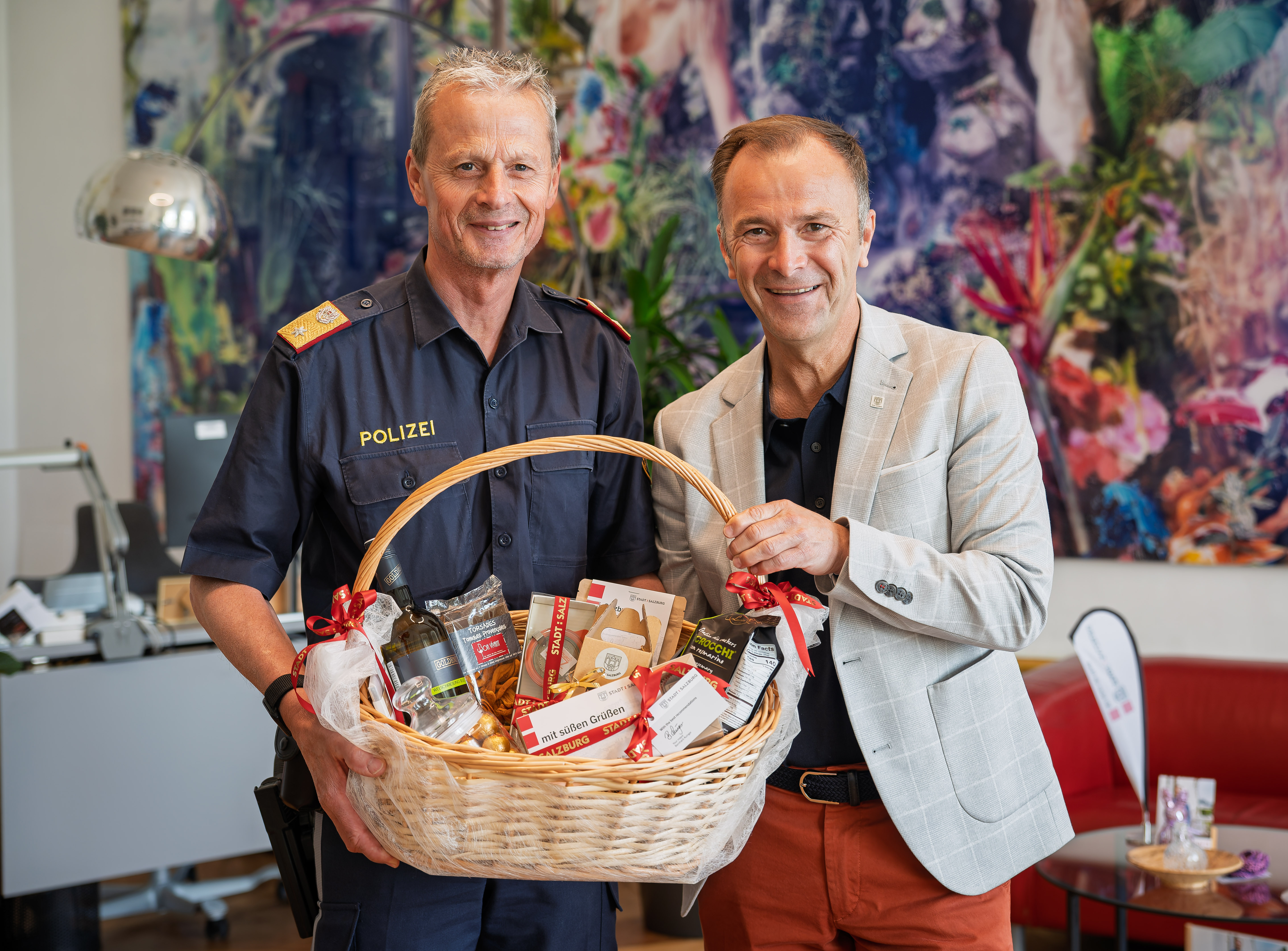 Abschiedsbesuch des langjährigen Stadtpolizeikommandanten Manfred Lindenthaler bei Bürgermeister Bernhard Auinger. Im Bild links. Beide halten Geschenkkorb.