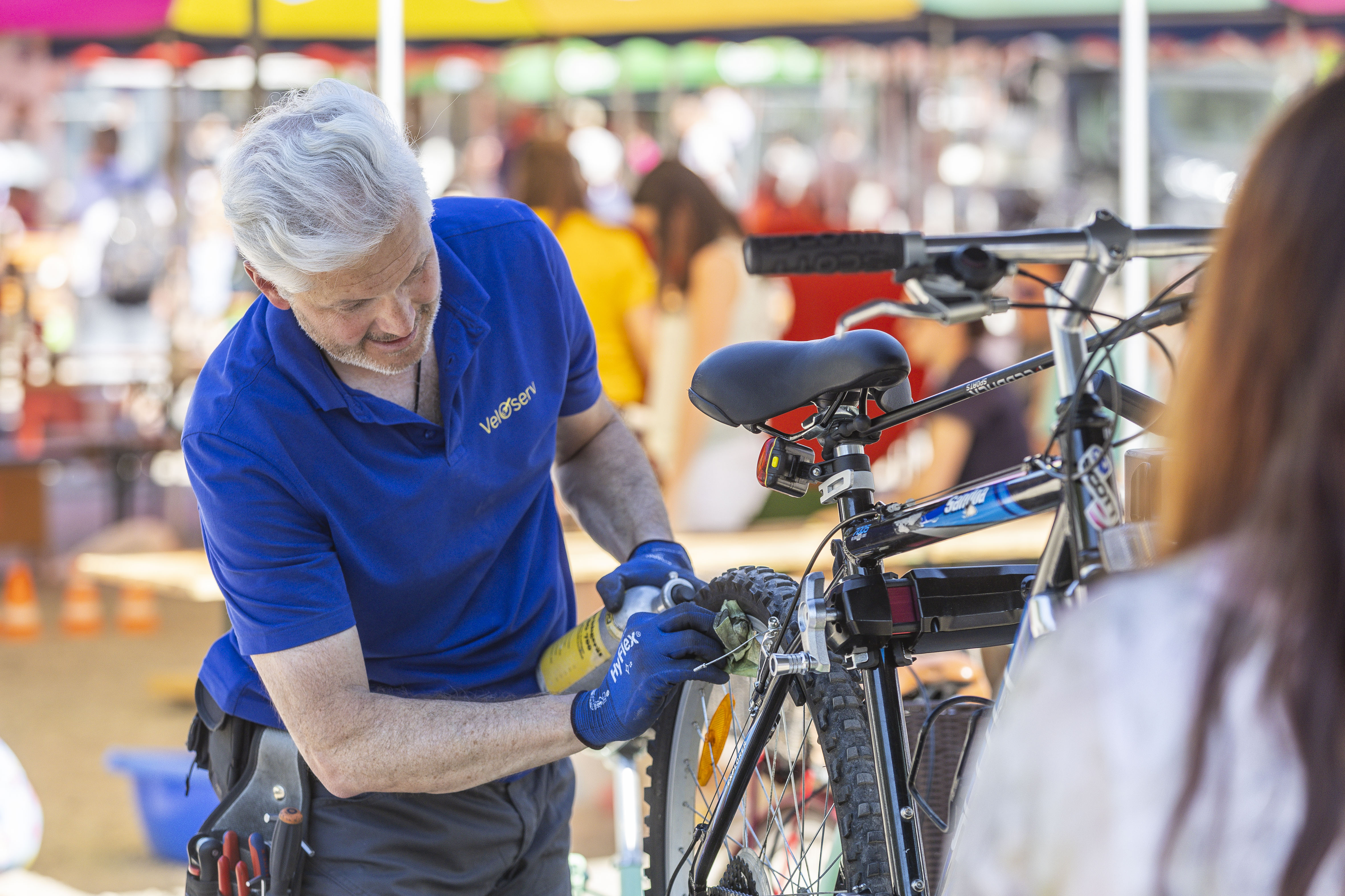 Kleine Reparaturen am Fahrrad werden direkt vor Ort durchgeführt.