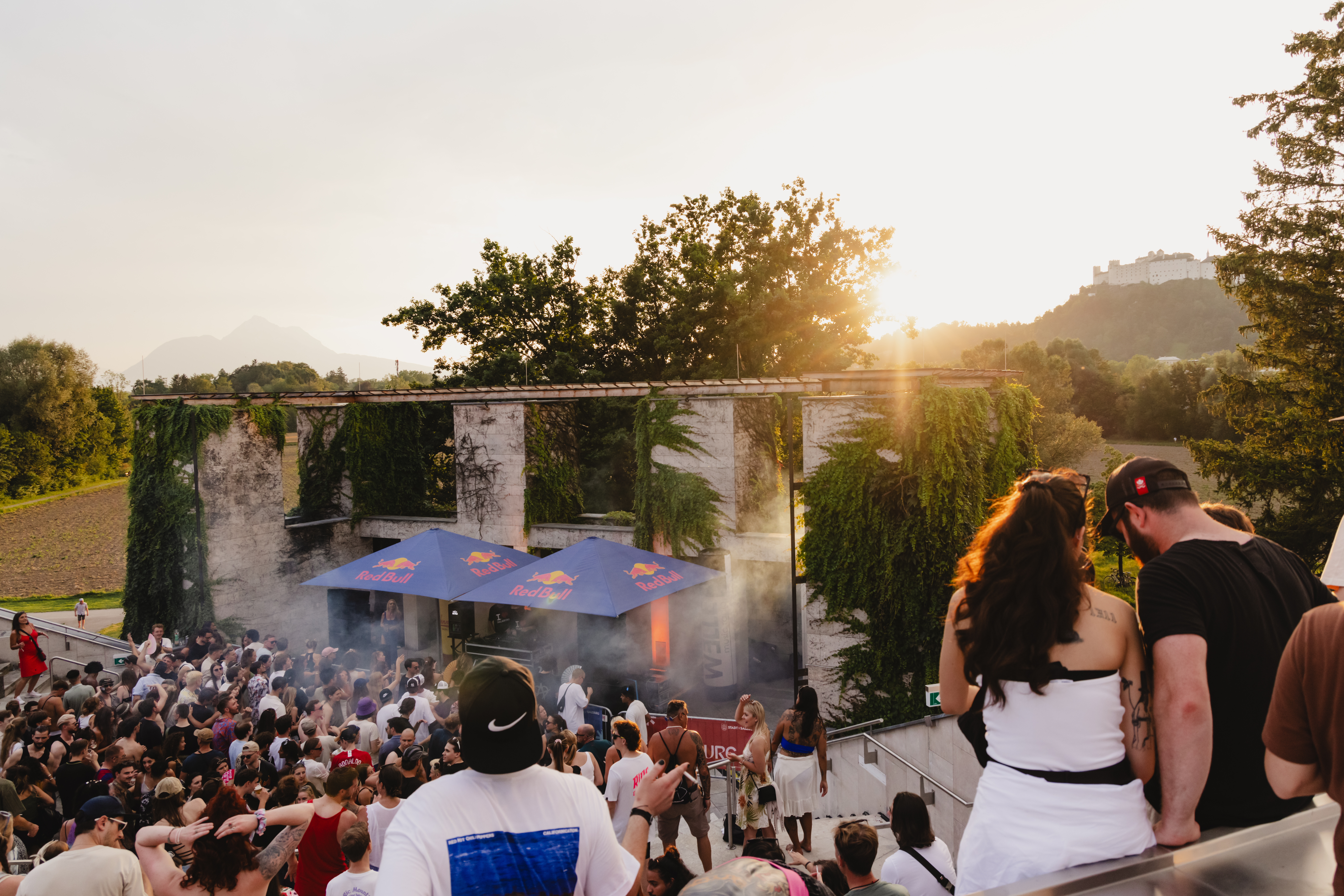 Das Amphitheater mit Blick auf die Festung