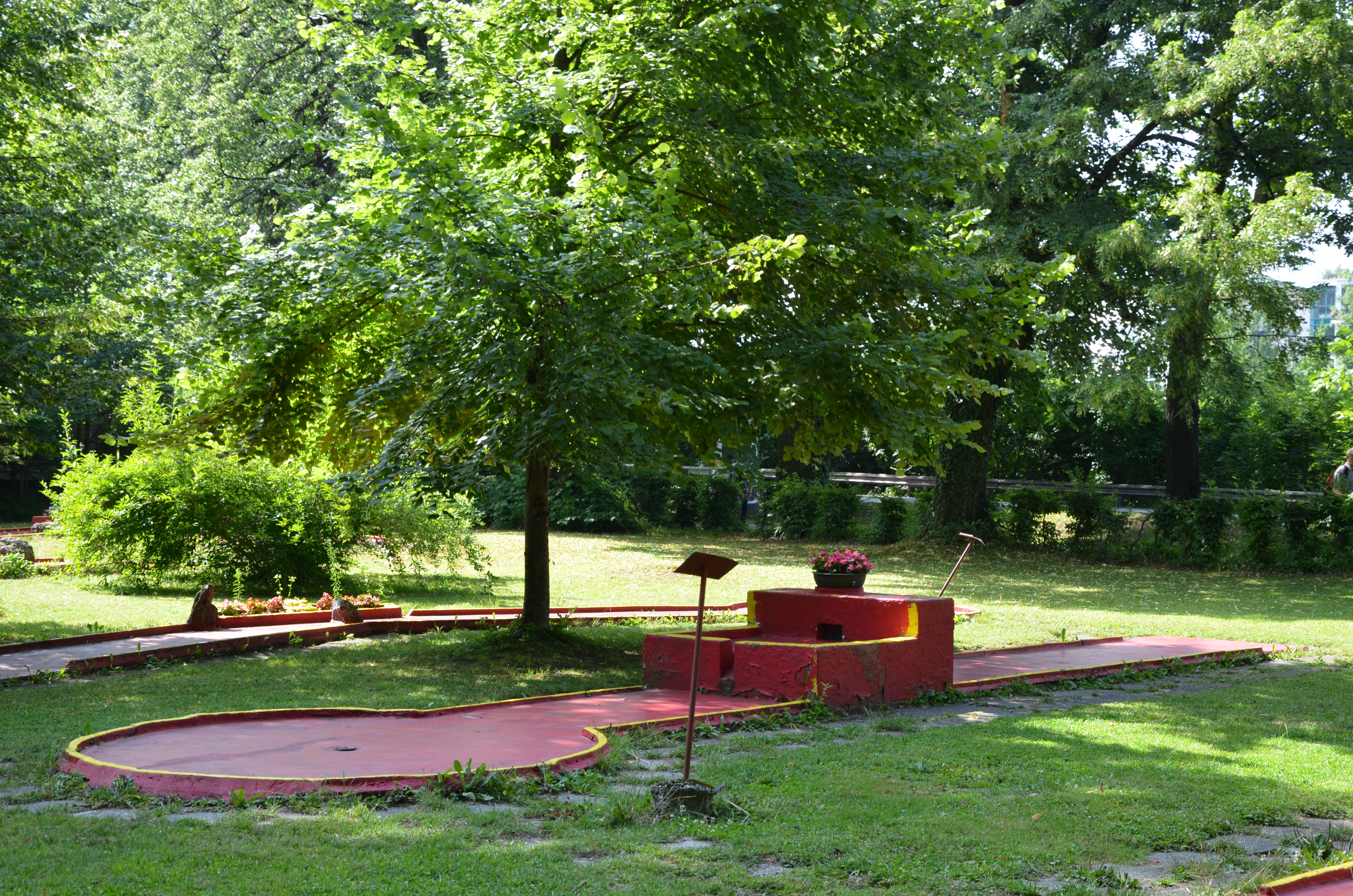 Miniaturgolf: eine kleinere Variante von Minigolf.