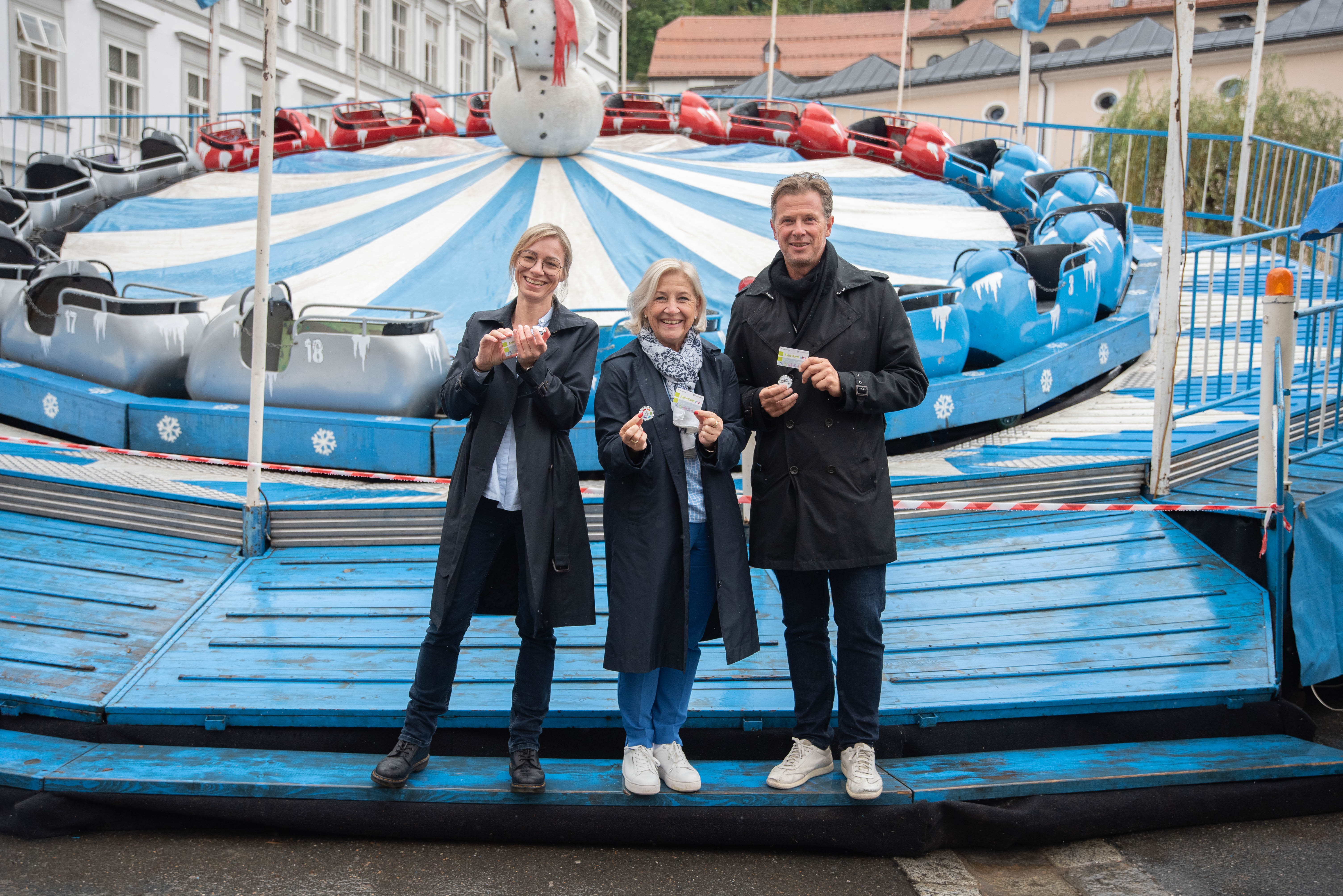 Barbara Mair (Dienststellenleiterin Sozialplanung), StRin Andrea Brandner und Altstadtverband-Geschäftsführer Roland Aigner (v.l.n.r.) präsentieren die Gratis-Jetons.