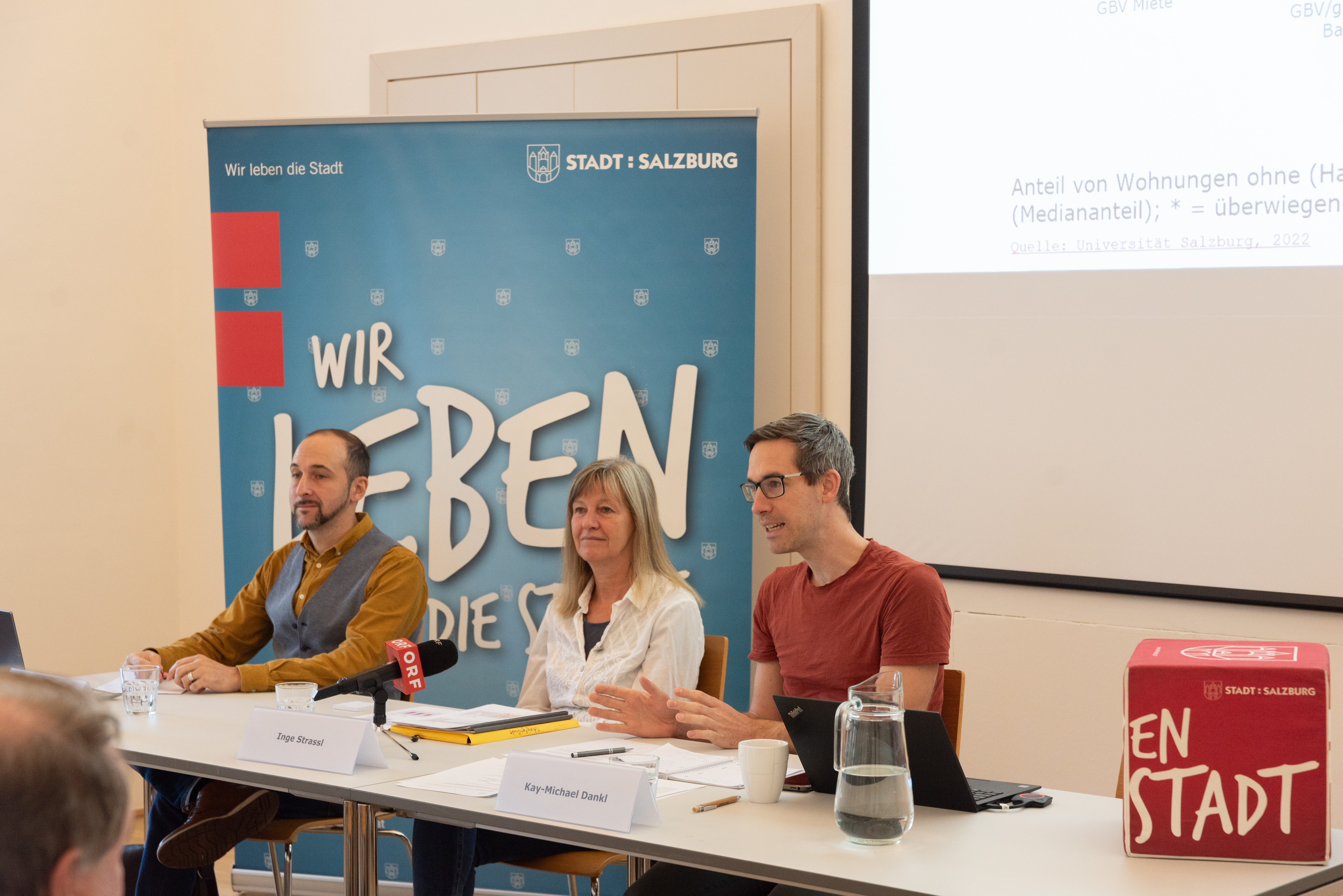 Bgm.-Stv. Kay-Michael Dankl (re.) präsentierte gemeinsam mit den Studienautor:innen Inge Strassl und Andreas Van-Hametner (li.) die beiden Studien.