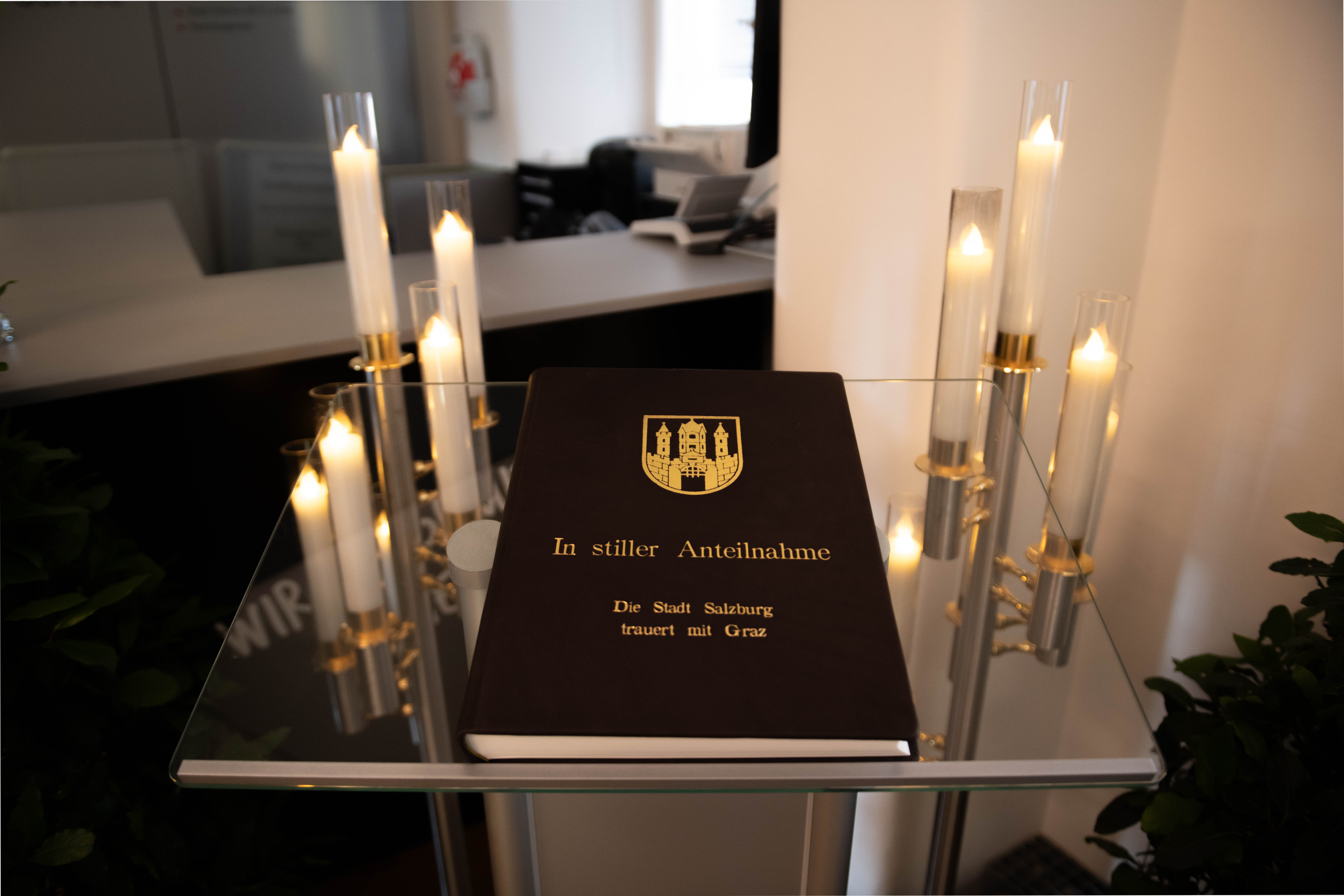 Kondolenzbuch der Stadt Salzburg liegt im Stadtservice auf.