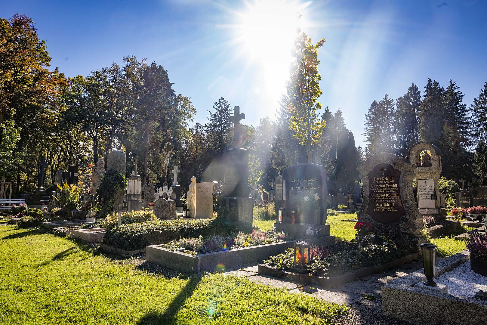 Zu Allerheiligen haben die Friedhöfe länger offen.