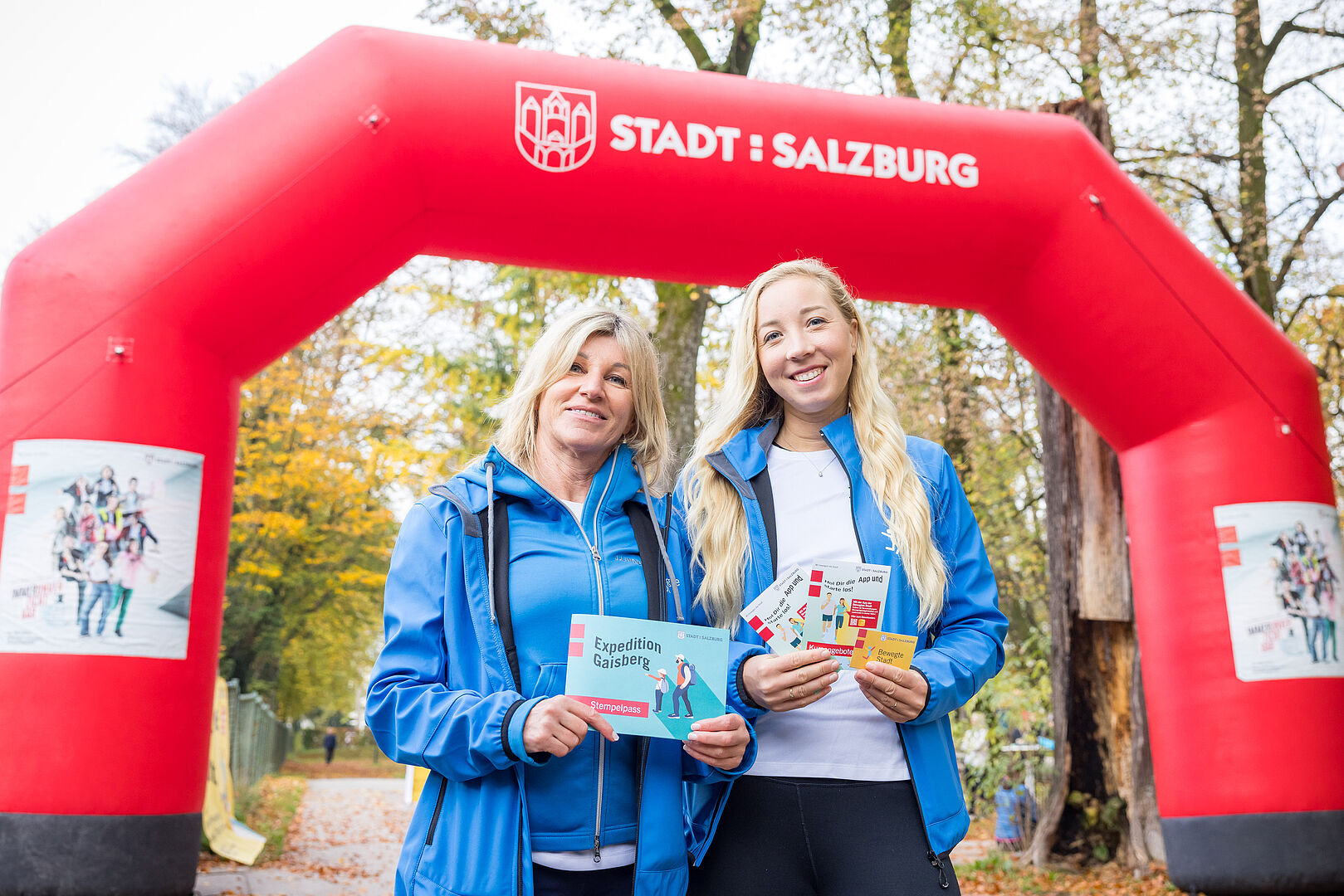 Sabine Pichler und Julia Zweimüller von der "Bewegten Stadt" begrüßten zahlreiche Gäste zur zweiten Expedition Gaisberg.