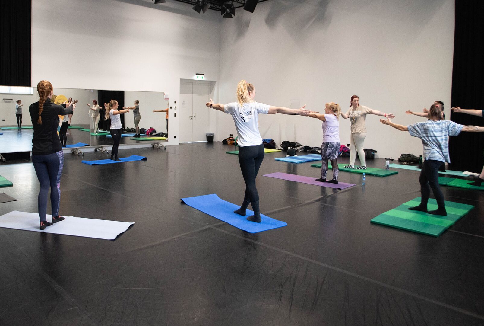 Jeden Dienstag "Haltung bewahren"! Frauen in einer Halle beim Gymnastik-Training.