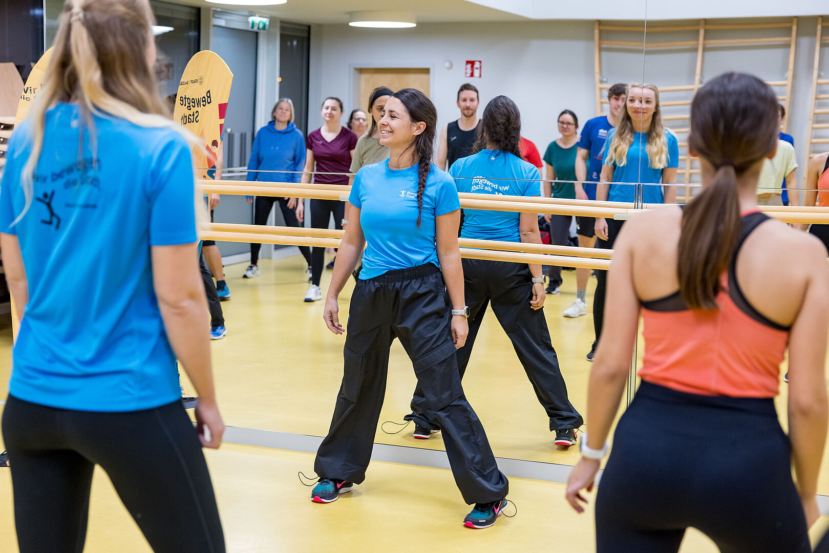 Zumba macht Spaß! Das Bild zeigt Zumba-Tänzerinnen in einer Halle.