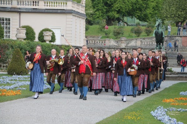 Einmarsch der Fischermusik Liefering in den Mirabellgarten zum Auftakt des Promenadenkonzertes.