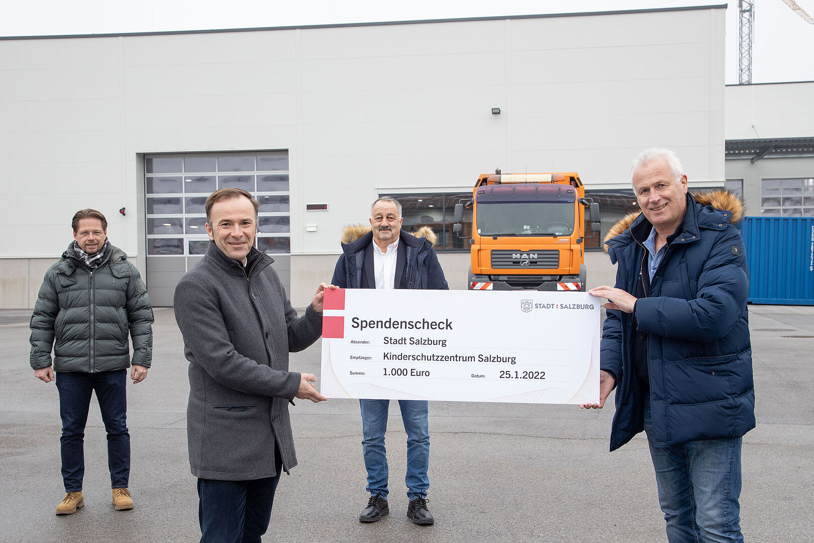 Scheckübergabe an das Kinderschutzzentrum Salzburg