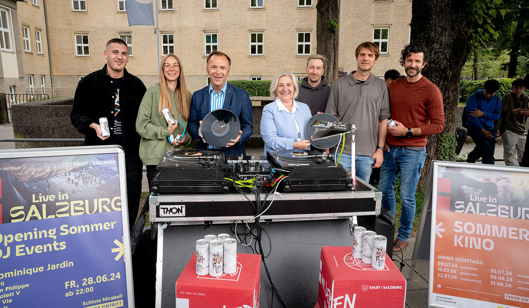 Bürgermeister Bernhard Auinger und Stadträtin Andrea Brandner stellen gemeinsam mit Kurator Michael Mörth (3. v.r.) und Jugendkoordinator Lukas Holzmann (2. v.r.) das neue Programm für "Live in Salzburg 2024" vor.