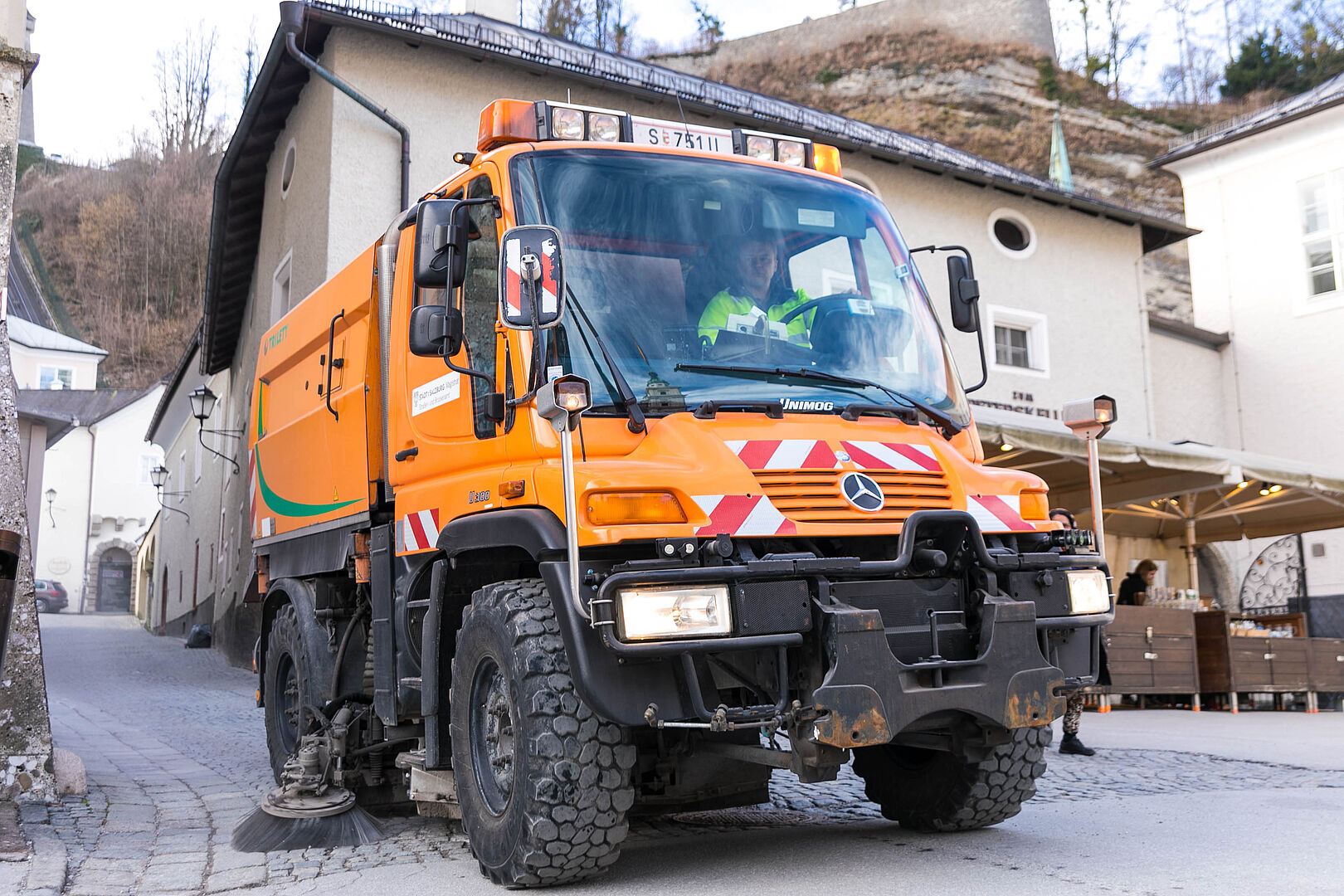 Perfekt für enge Gassen: die "kleine" Kehrmaschine der Straßenreinigung