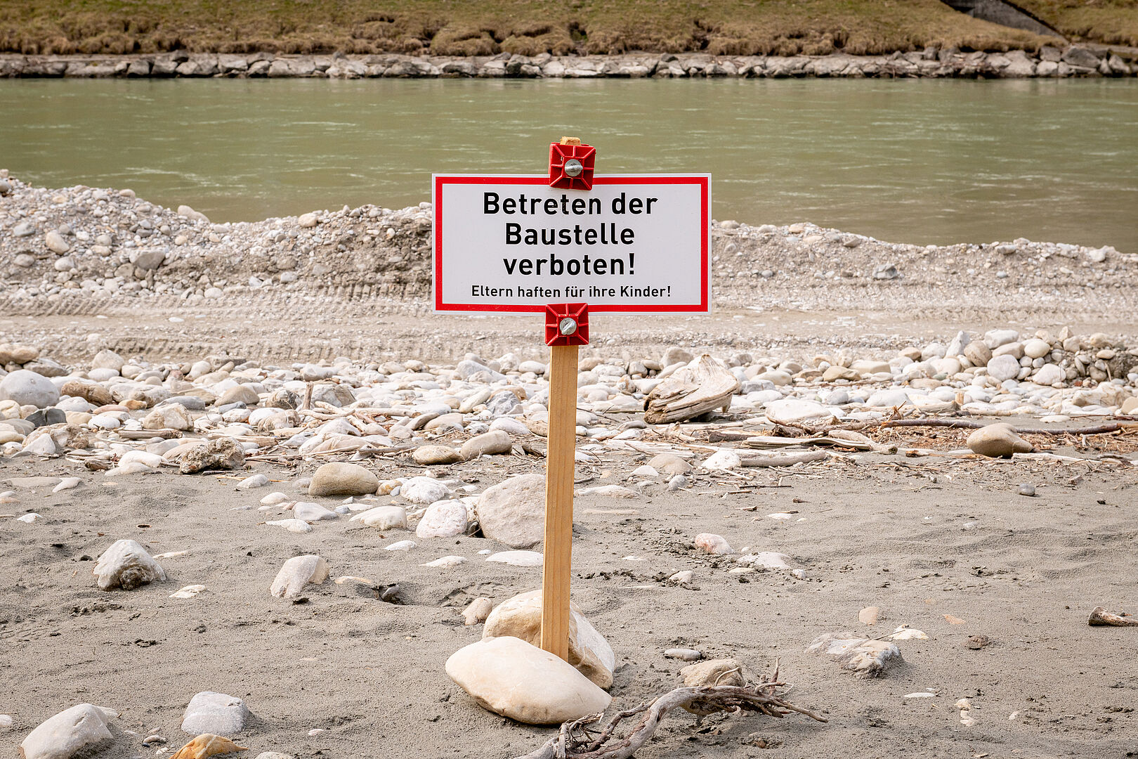 Flussarbeiten: Betreten der Salzach-Ufer verboten