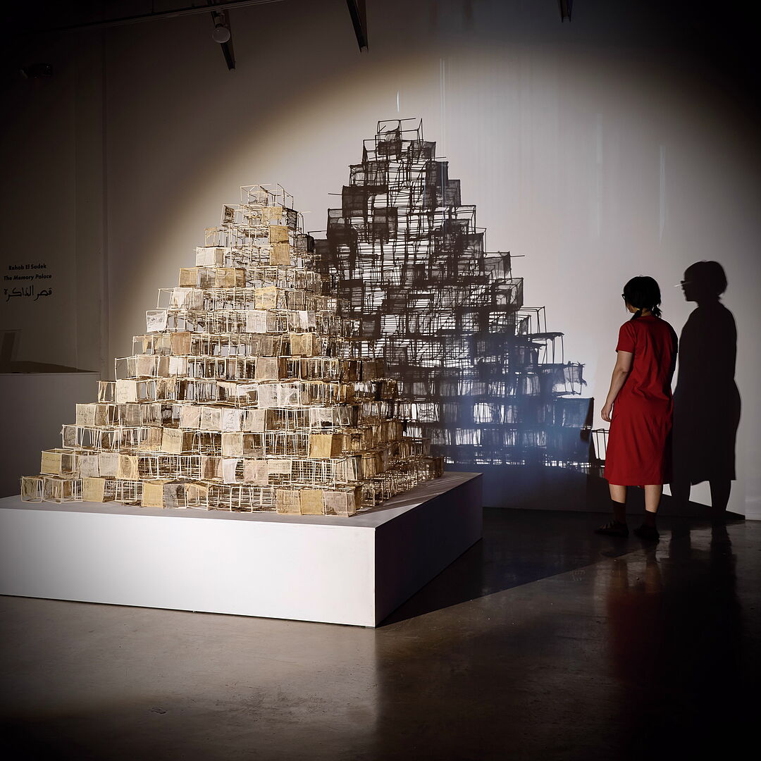 „Haram Xafra sculpture, wooden dowels, gauze, earth pigments from Esna (Egypt), 185 x 185 cm (sculpture), 305 x 305 cm (shadow), 2019