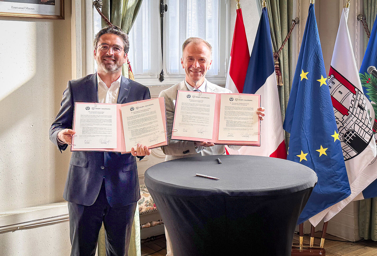 Freundschaft in feierlicher Geste bestätigt