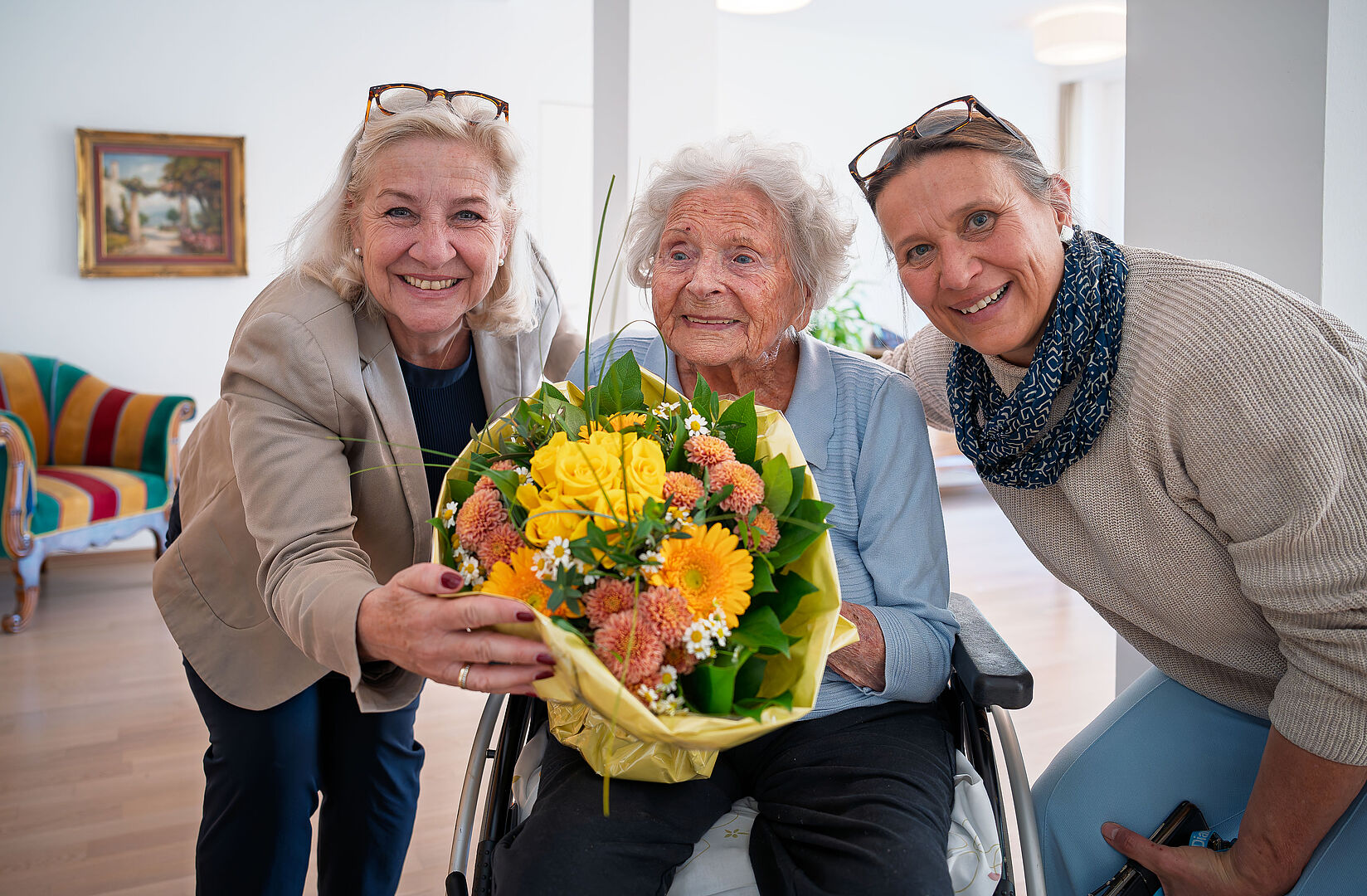 Ein Blumenstrauß für die betagte Jubilarin