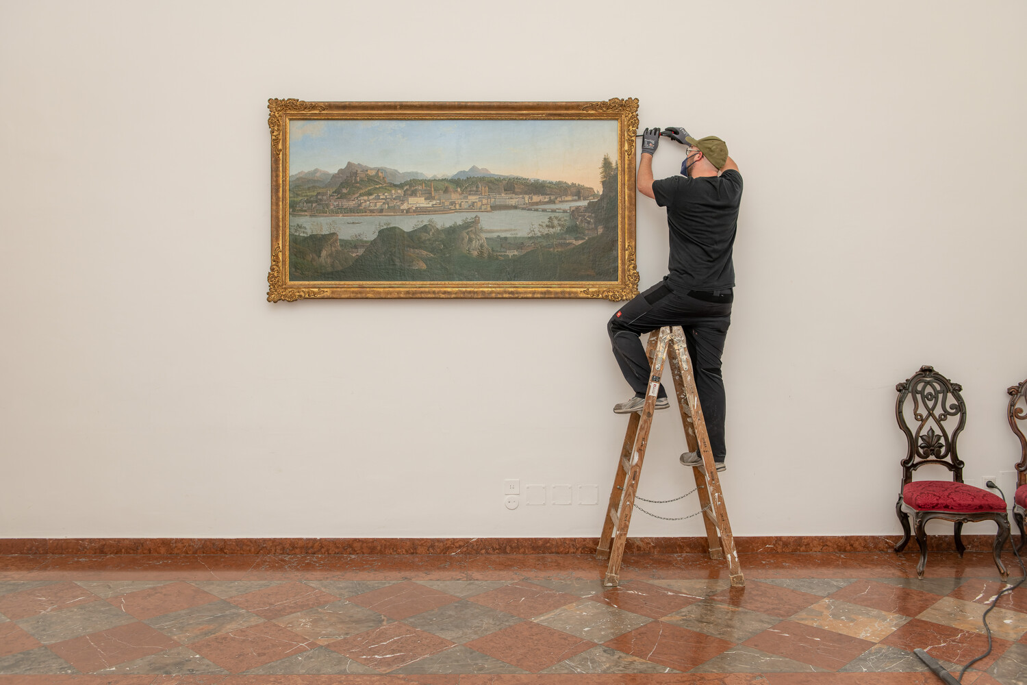 Salzburg-Ansichten im Foyer des Marmorsaals