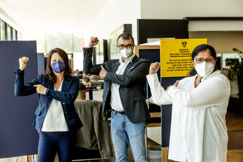 "Impfen bringt Sicherheit!“ Medziner:innen richten vor Schulstart Appell an Salzburger:innen (im Bild v.l.n.r.: Dr*in Evelin Wagner, Dr. Rainer Pusch & Dr*in Astrid Reichl-Marko)