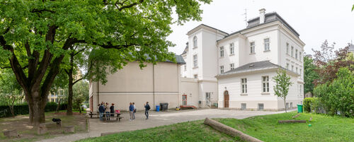 Hier sollen zwei neusituierte Schulturnhallen und ein Ganztages-Schulen-geeigneter Neubau entstehen.