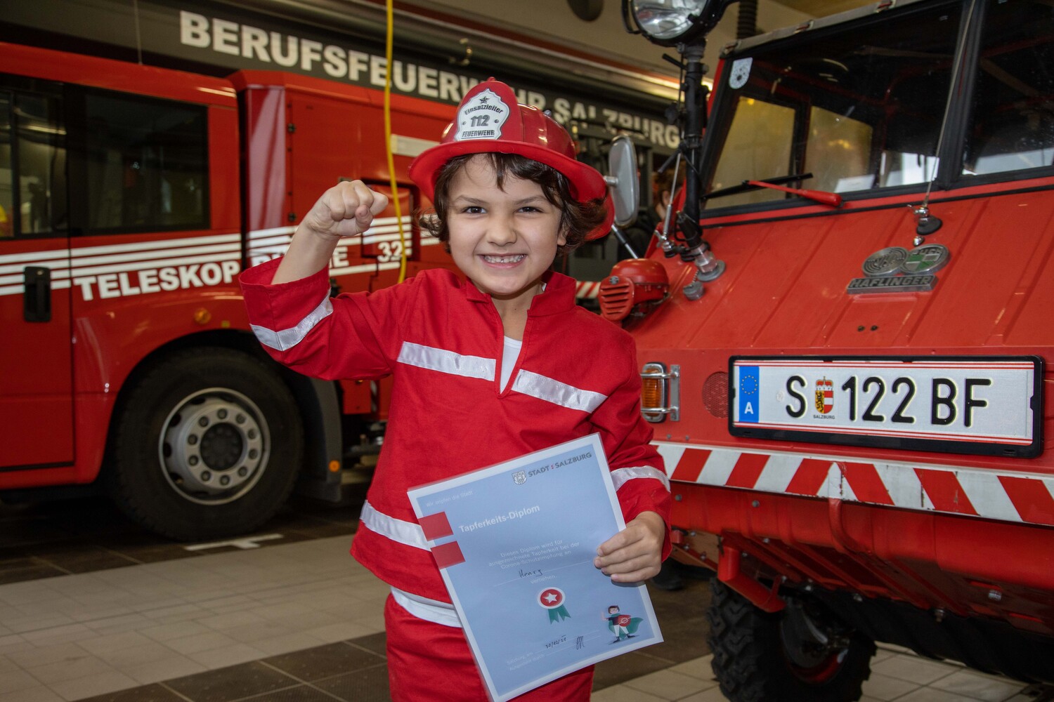 Stolz war der kleine Henry nach seiner Corona-Schutzimpfung bei der Feuerwehr