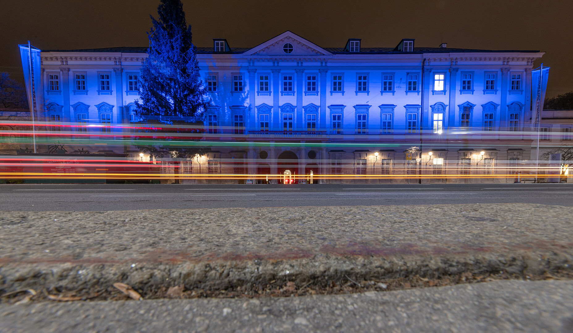 Schloss Mirabell dynamisch blau eingefärbt (Archivfoto 2021)