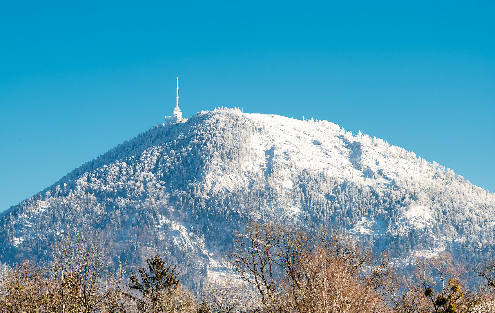 Schneebedeckter Gaisberg bei Schönwetter