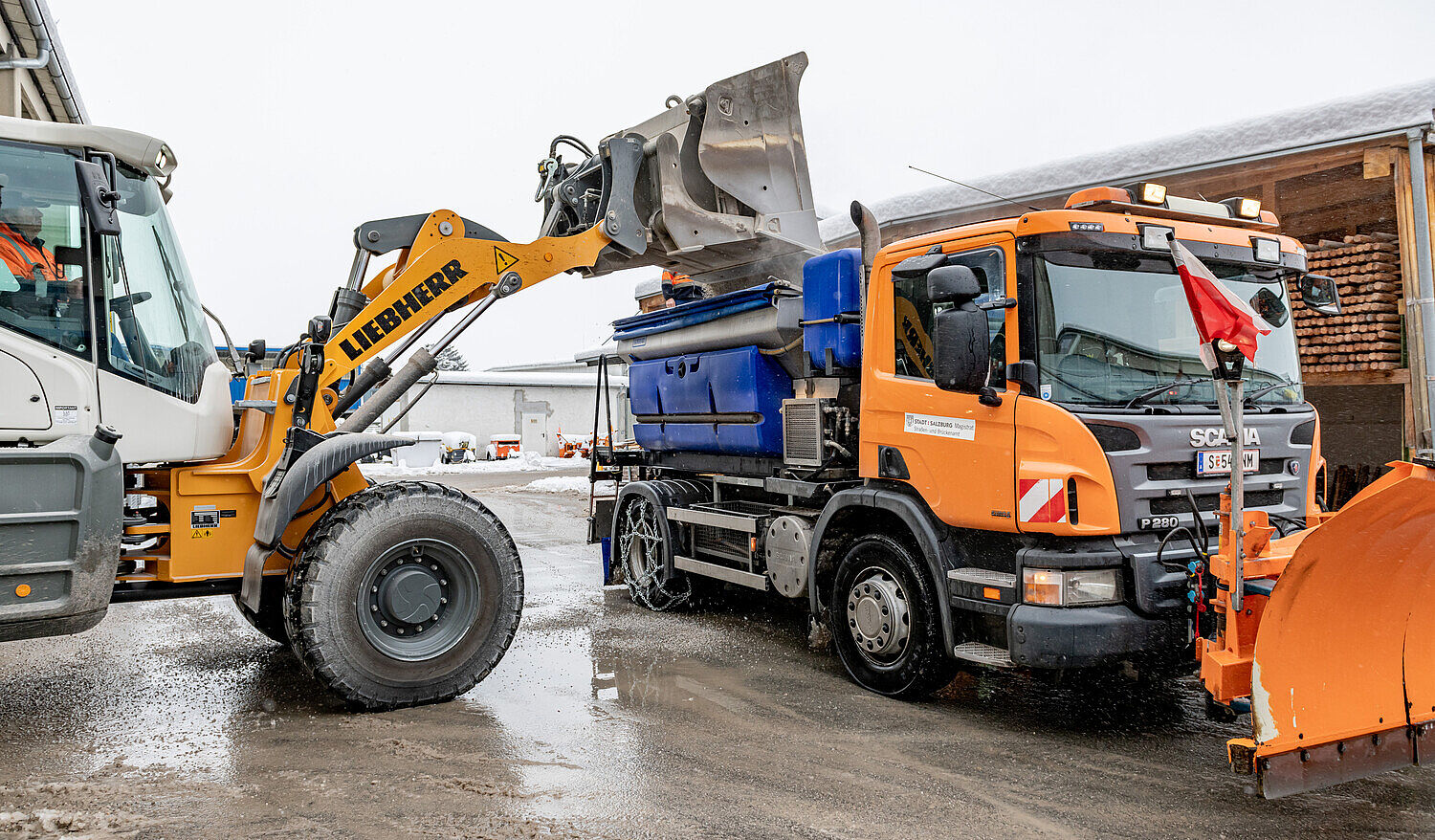 Die Räum- und Streufahrzeuge sind befüllt und vorbereitet auf den Wintereinbruch