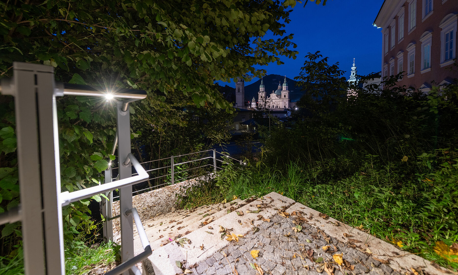 Clemens-Holzmeister-Stiege mit Blick auf den Salzburger Dom