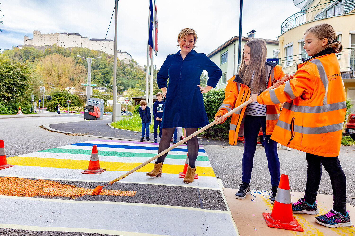 Stadträtin Anna Schiester mit Schülerinnen der Praxis Volksschule Nonntal in der Viktor-Kehldorfer-Straße