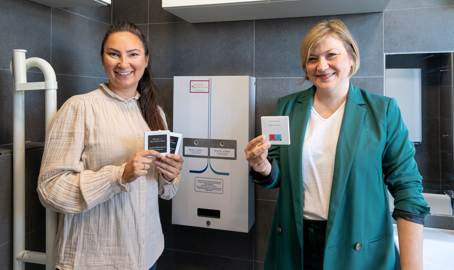Setzten sich für Gratis Tampons und Binden am WC Hanuschplatz ein. Gemeinderätin Nevin Öztürk und Stadträtin Anna Schiester