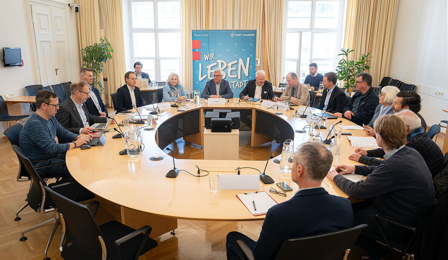 Bürgermeister Preuner lud Politiker:innen, Expert:innen der Verwaltung sowie NGO`s wie der Caritas, der Verein Spektrum, Jugend am Werk und die Kinder -und Jugendbeihilfe zum Runden Tisch.