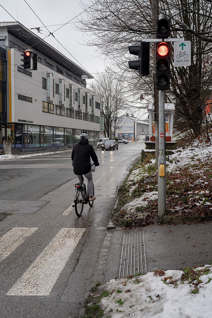 Geradeausfahren bei Rot ist an dieser Kreuzung in Schallmoos Radfahrer:innen erlaubt