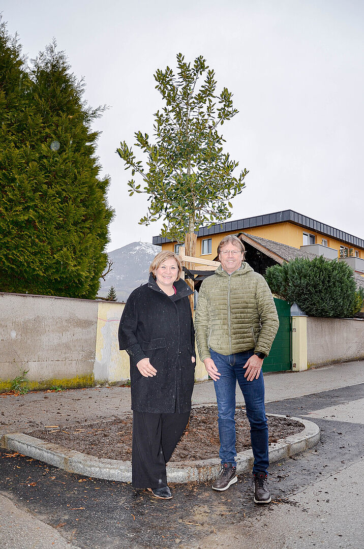 Freuen sich über die neu gepflanzten Bäume in der Hans-Webersdorfer-Straße: Stadträtin Anna Schiester, Projektleiter Georg Wimmer (MA 6/04)