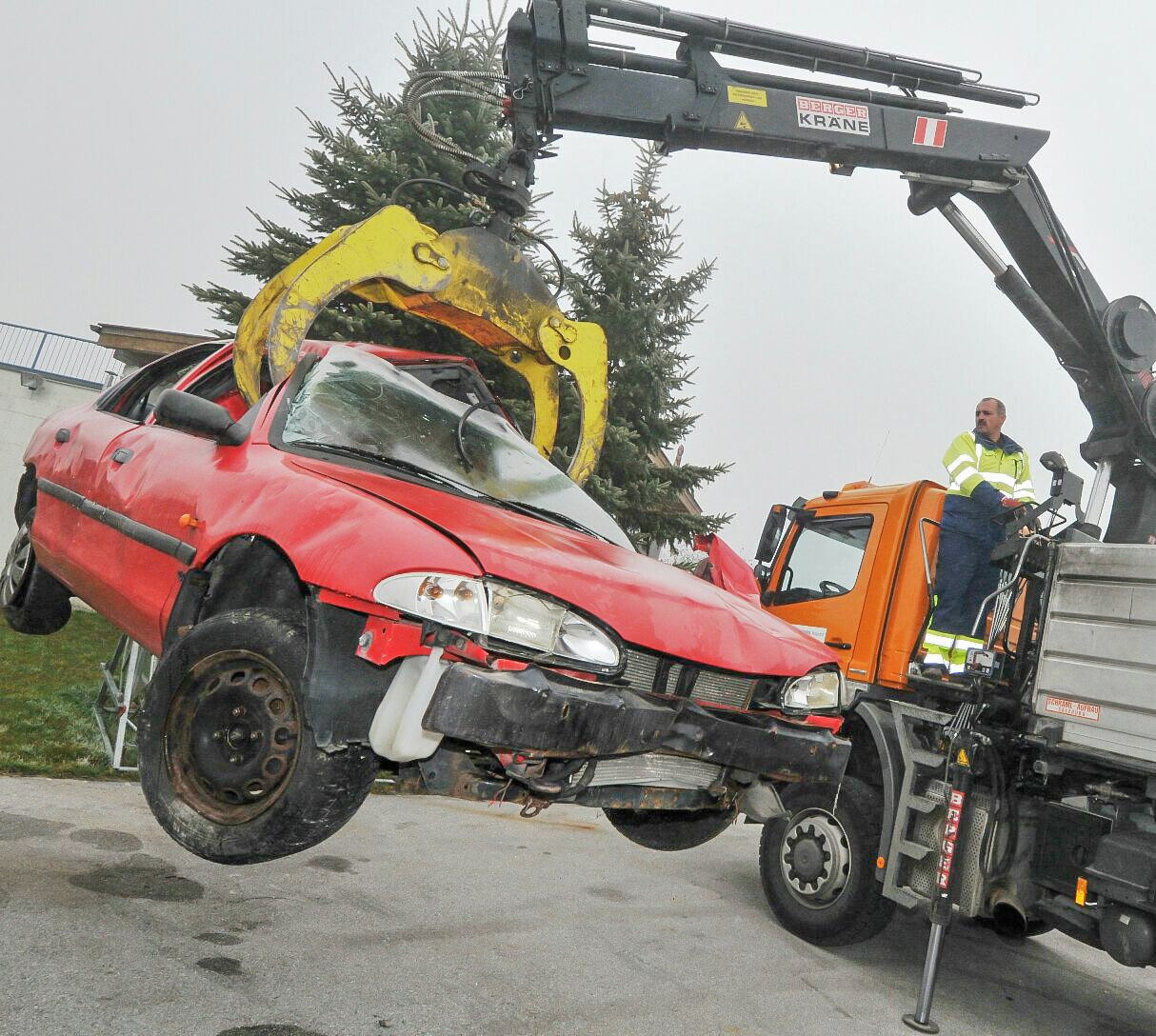 Jürgen Berner (Amt für Öffentliche Ordnung) entsorgt Autowracks im gesamten Stadtgebiet