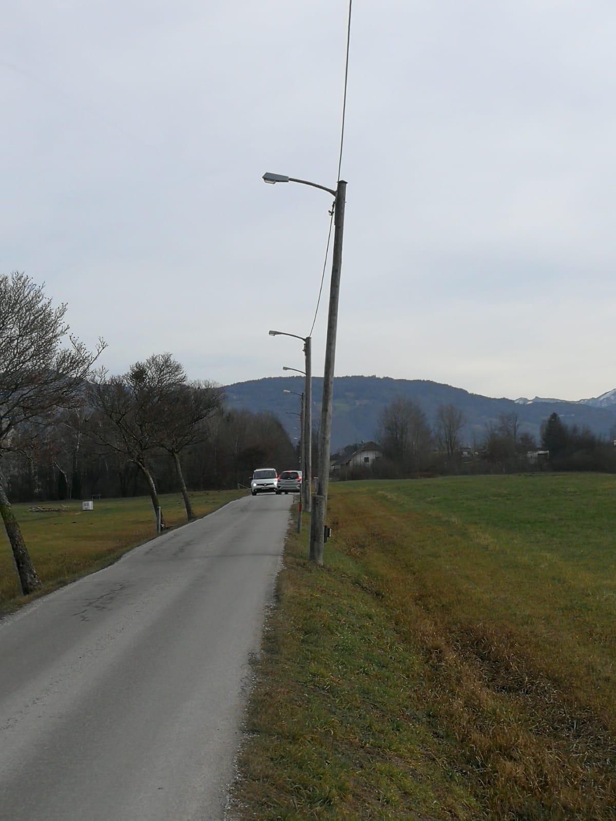 Alte 9 Meter hohe Beleuchtungsmasten werden bald durch neue ersetzt