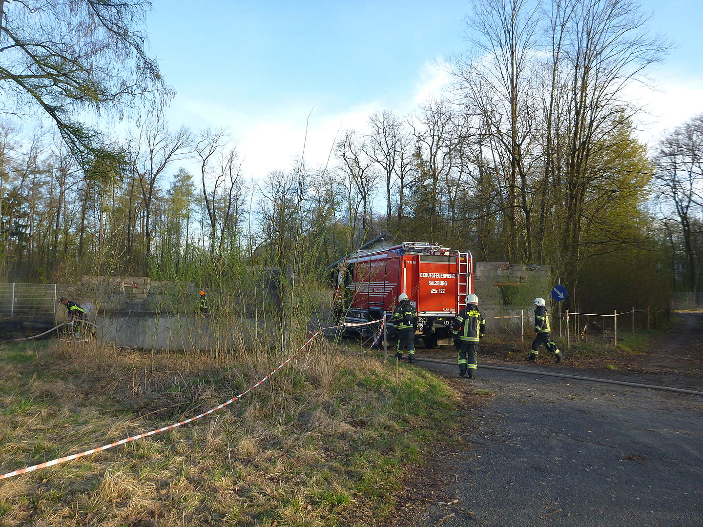 Symbolbild Feuerwehr im Wald