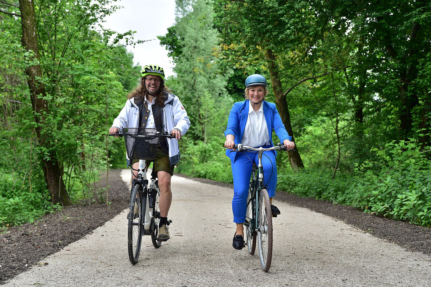 Markus Huber (MA 6-04) und Stadträtin Anna Schiester testen den neuen Geh- und Radweg abseits der Alpenstraße