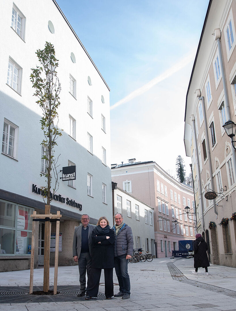 Freuen sich über die Fertigstellung der Bergstraße, Stadträtin Anna Schiester, Karl-Heinz Robitschko (Anrainer) und Michael Handl (Amtsleiter MA 6-04)