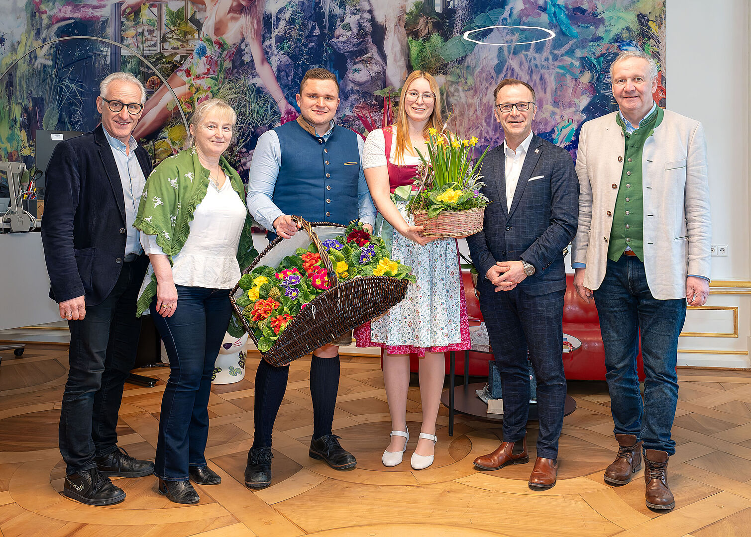 Die florale Geste überreichten: