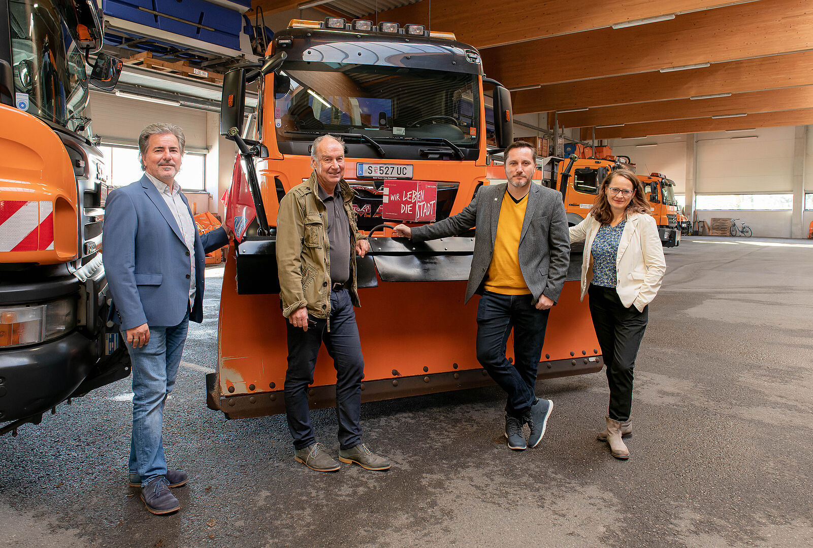 Alexander Kranabetter (Land Salzburg), Michael Handl (Amtsleiter Straßen- und Brückenamt), Herbert Seebauer (Leitung Straßenbauregie) mit Stadträtin Martina Berthold
