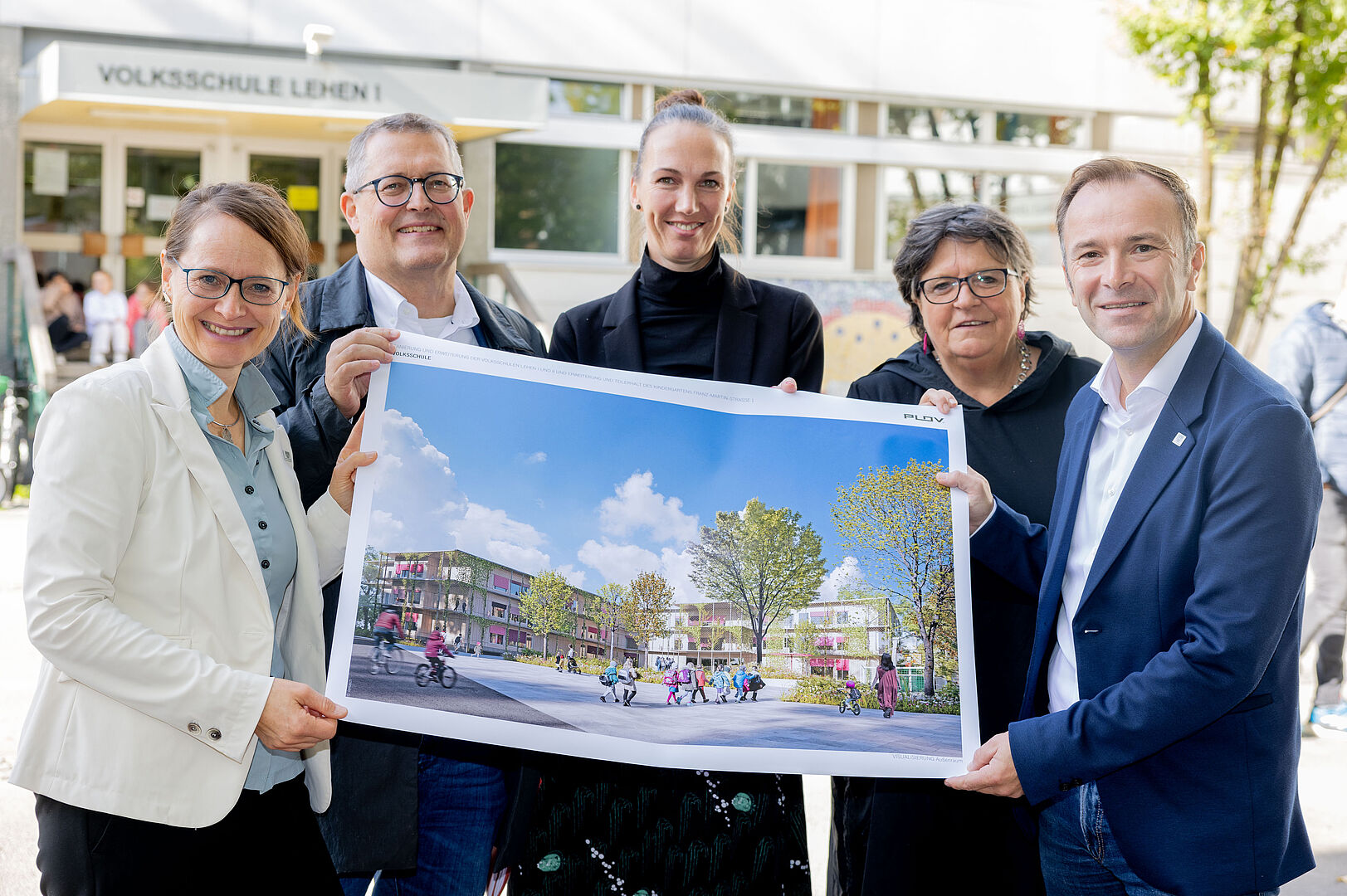 v.l.n.r.: Baustadträtin Martina Berthold, SIG-GF Alexander Schrank, Architektin Fa. PLOV Marion Gruber, Direktorin VS Lehen Silvia Wallinger und Vize-BGM Bernhard Auinger vor der "alten Schule" mit den neuen Plänen