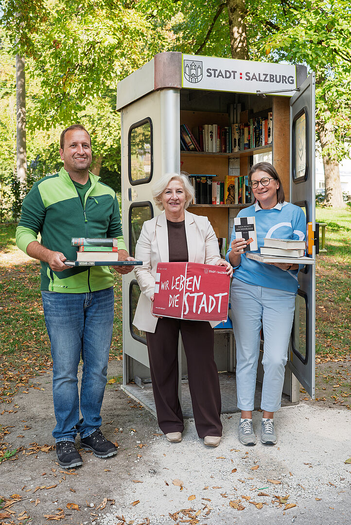Neue Büchertankstelle im Gnigler Park