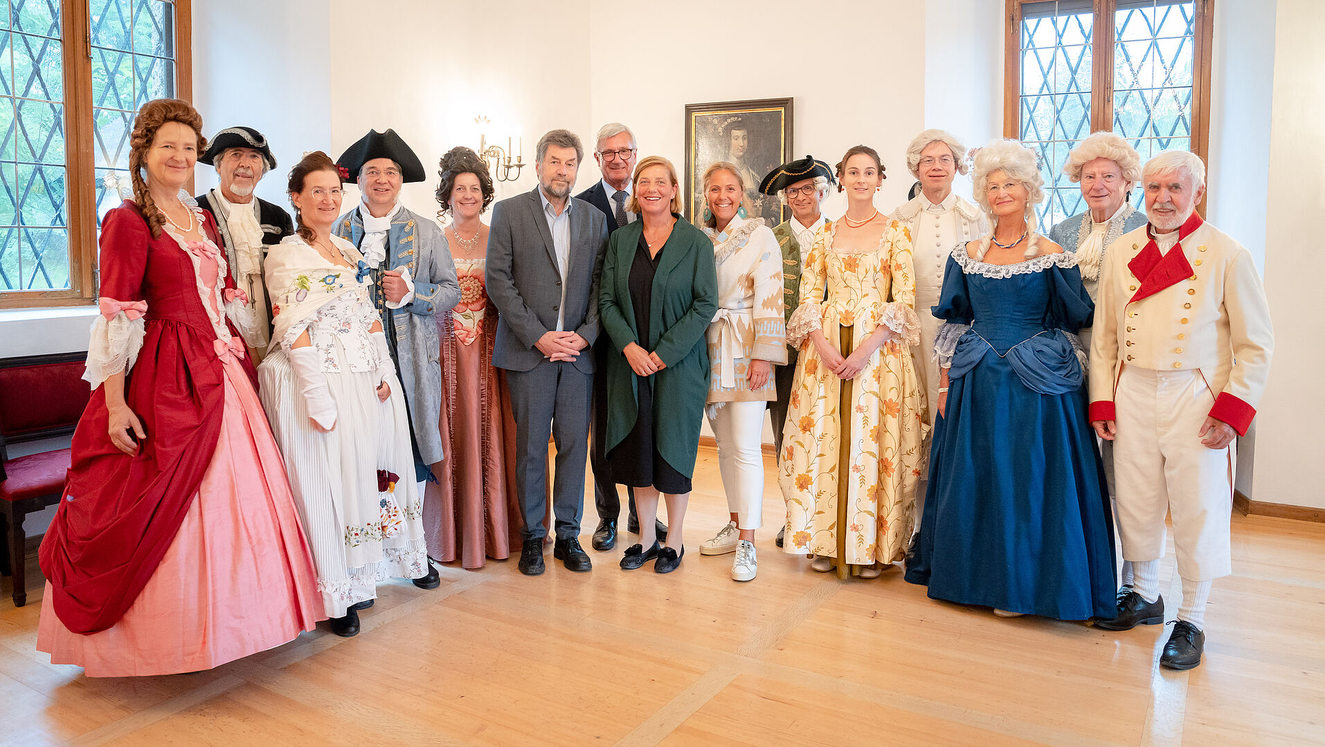 Festredner Walter Müller, Bürgermeister Harald Preuner, Leiterin der Schlossverwaltung Ingrid Sonvilla und Vizebürgermeisterin Barbara Unterkofler mit den Tänzer:innen in historischen Kostümen