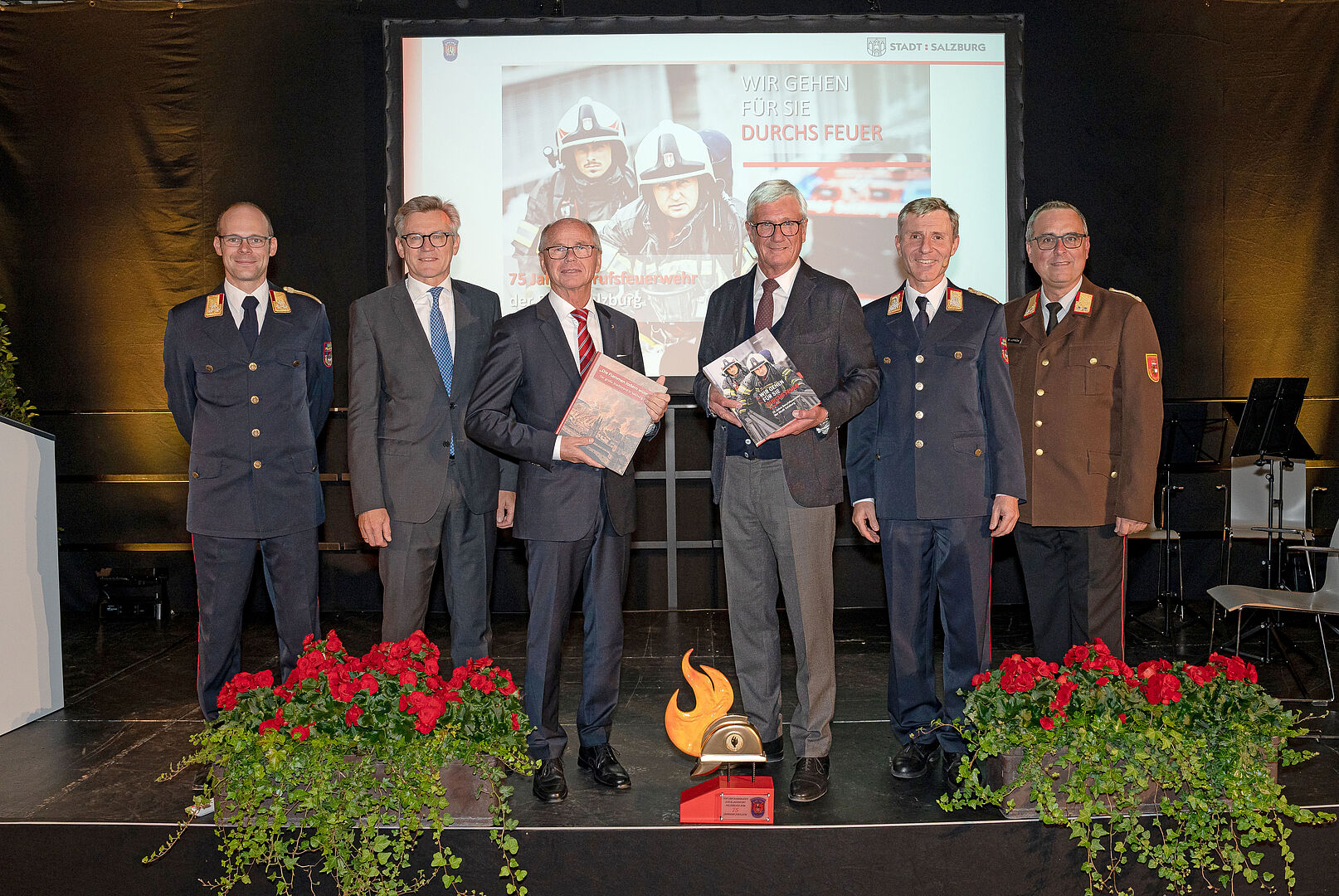 v.l.n.r.: Werner Kloiber (BFS), Magistratsdirektor Max Tischler, LH-Stv. Christian Stöckl, Bürgermeister Harald Preuner, Branddirektor Reinhold Ortler und Michael Leprich Kommandant der Freiwilligen Feuerwehr