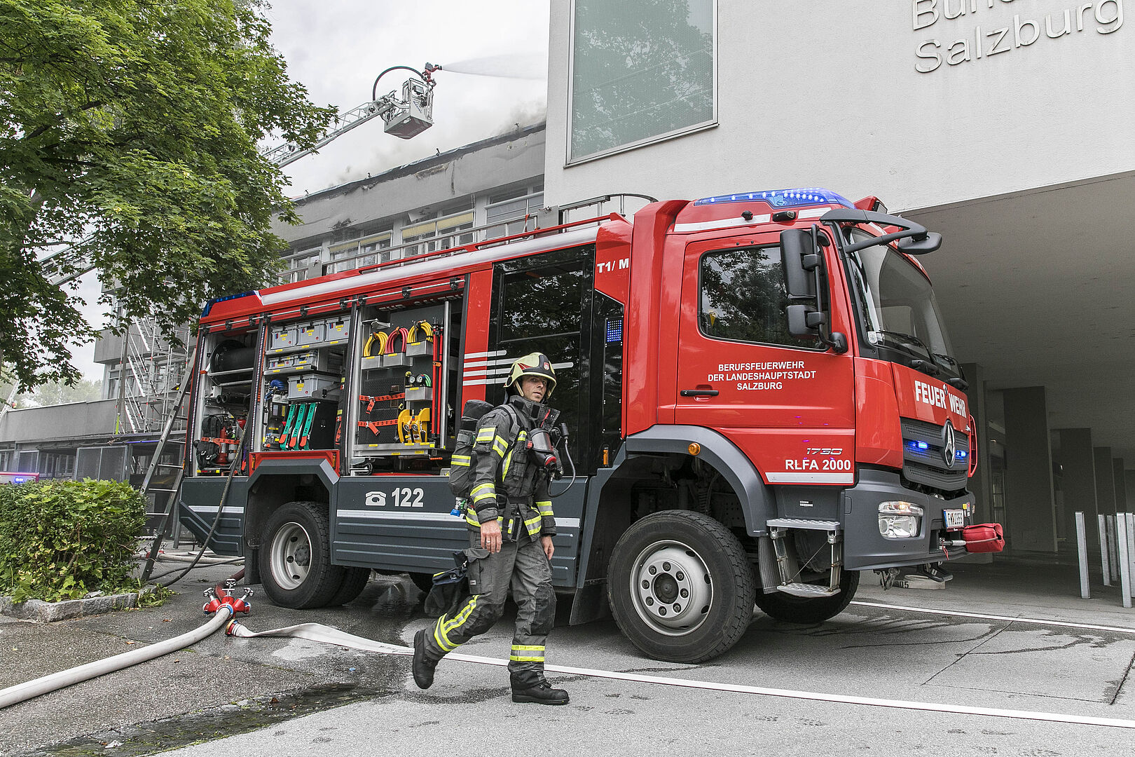 Berufsfeuerwehr und Freiwillige Feuerwehr im Einsatz bei Großbrand der HAK I
