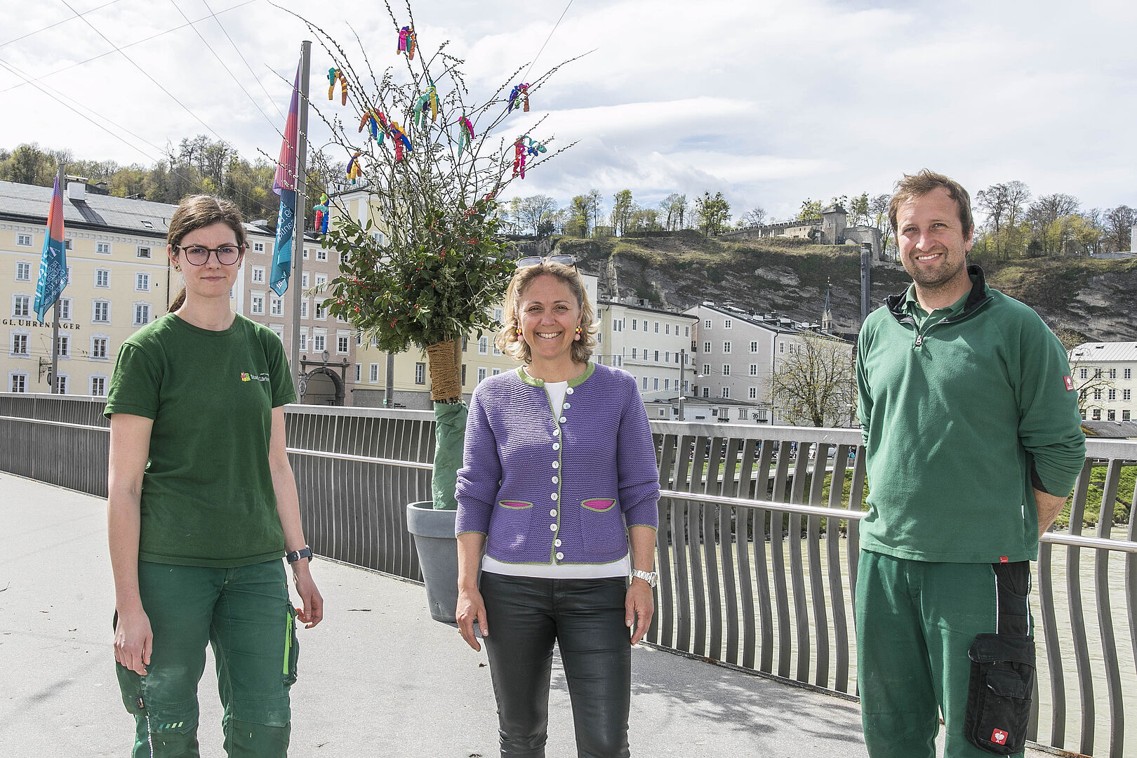 Palmbuschen schmücken die Staatsbrücke