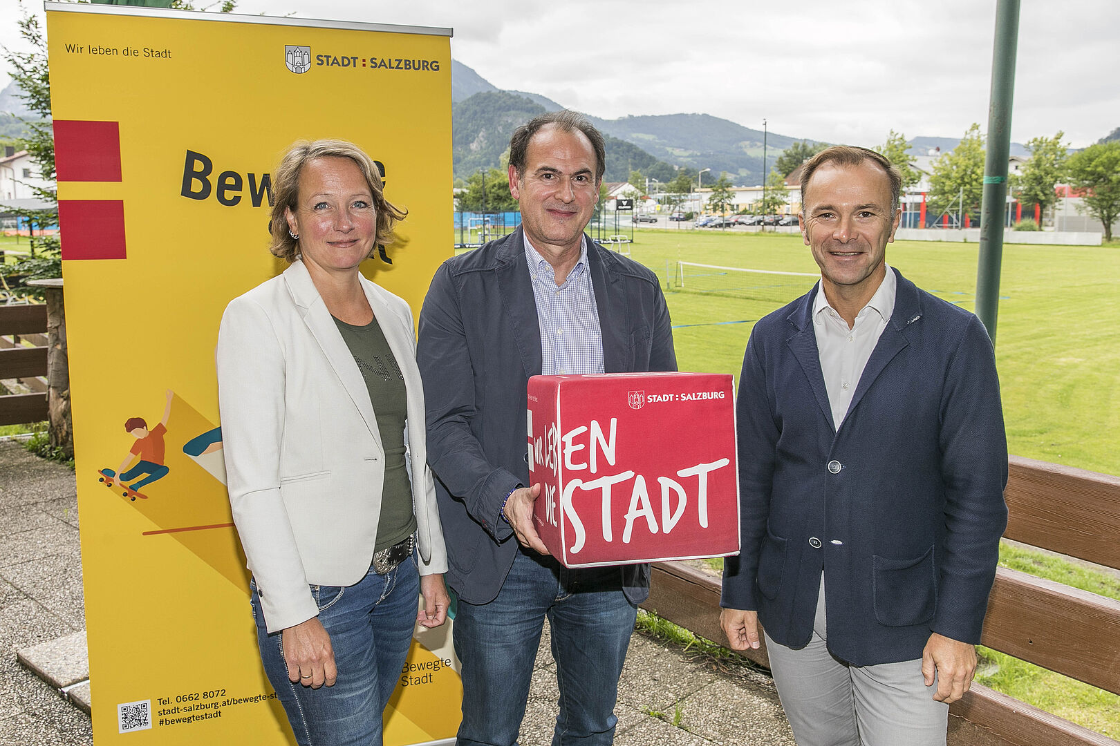 Abteilungsvorständin Dagmar Aigner, Prof. Minas Dimitriou (Uni Salzburg) und BGM-Stv. Bernhard Auinger stellen neues Sport- und Bewegungsleitbild vor